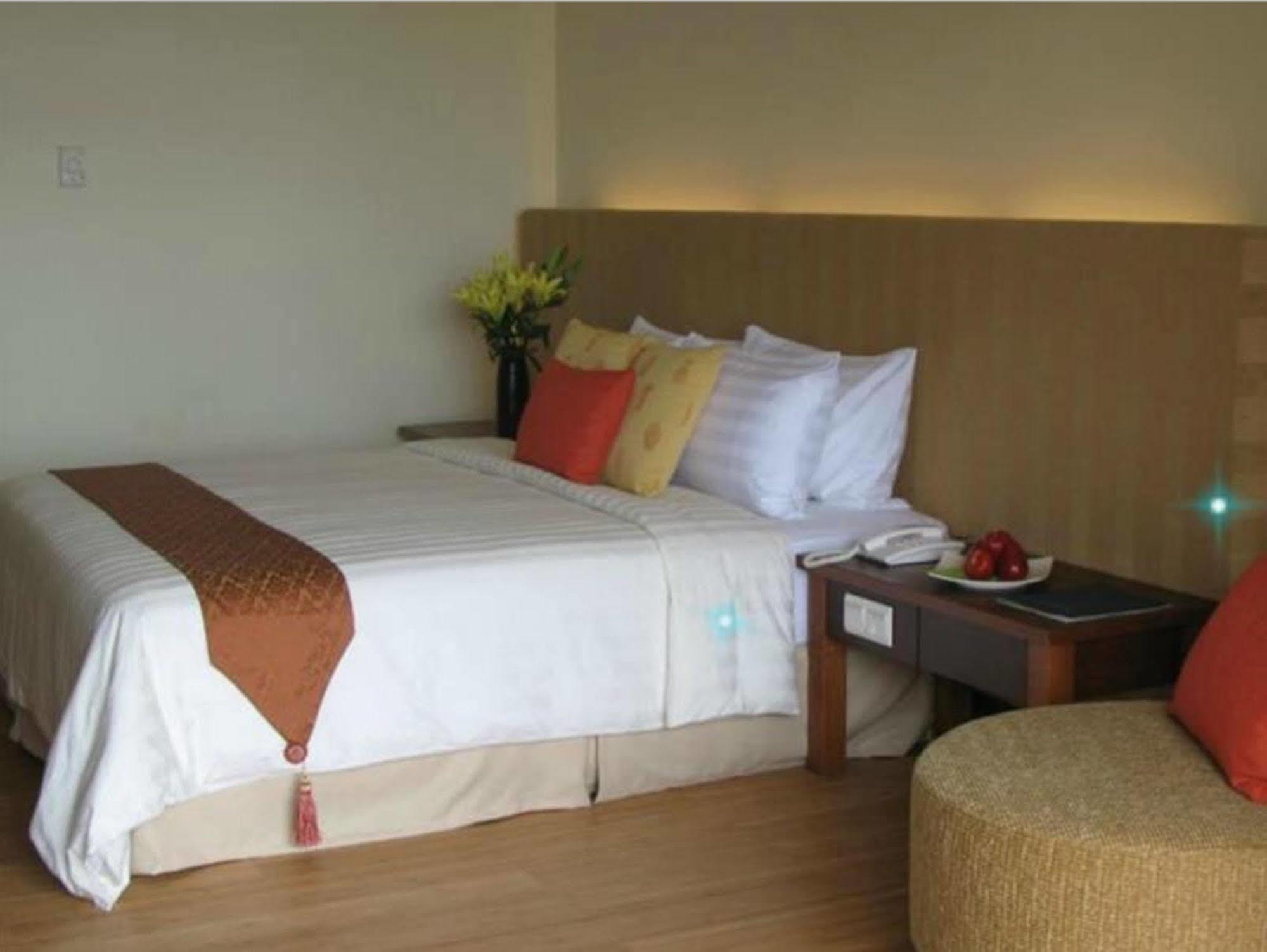 Damai Puri Resort & Spa Kuching Exterior foto A bedroom at the hotel